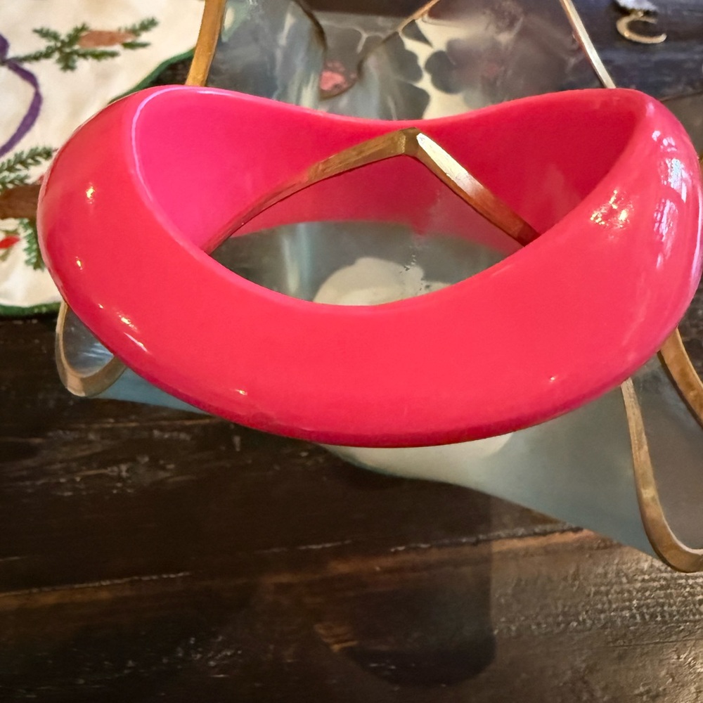 Vintage Vibrant Pink Lucite Bangle Bracelet